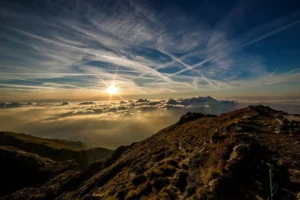 Sicht von der Spitze eines Berges in die Weite auf Wolken